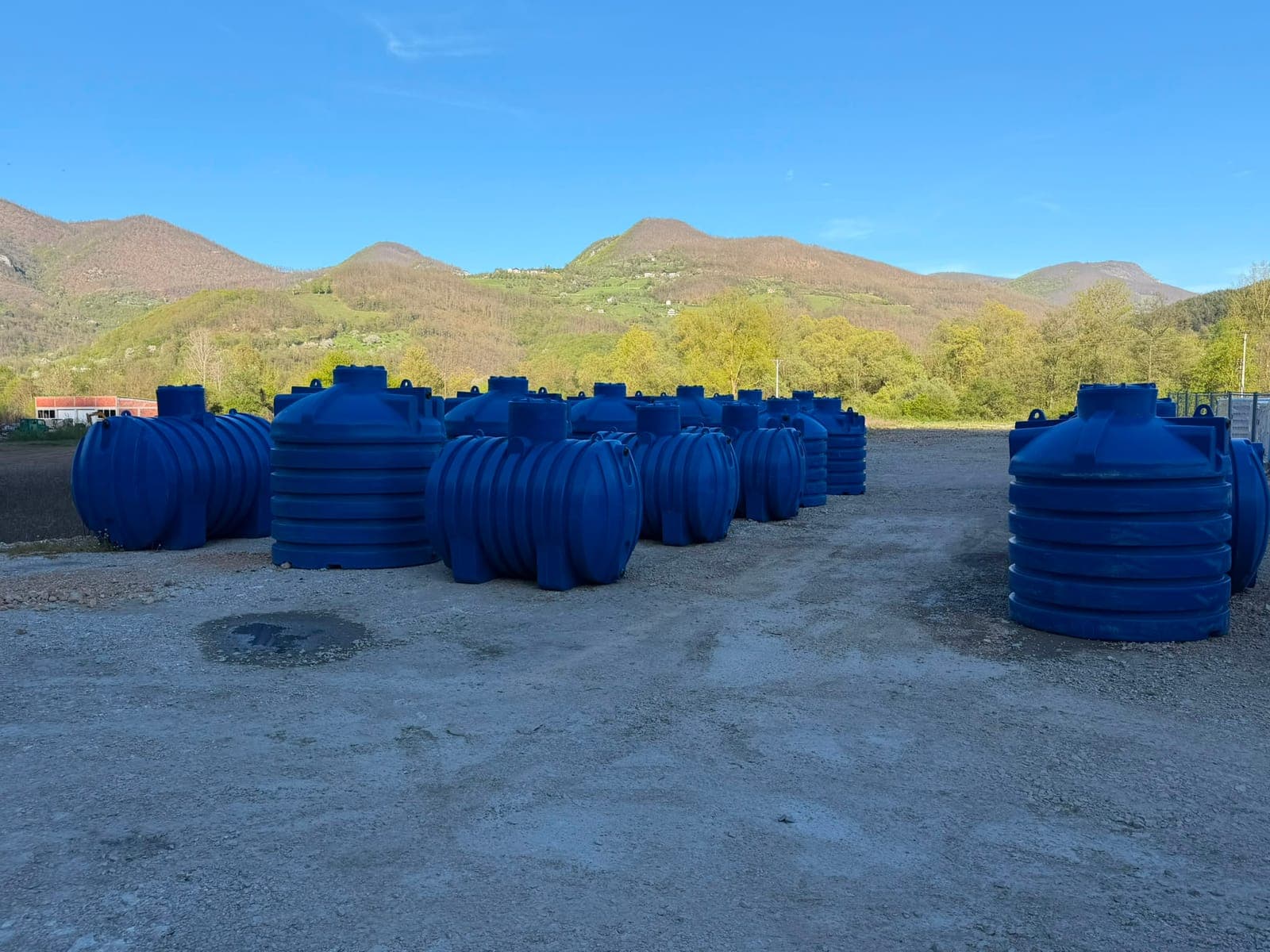 Plastične cisterne na platou po vedrom danu