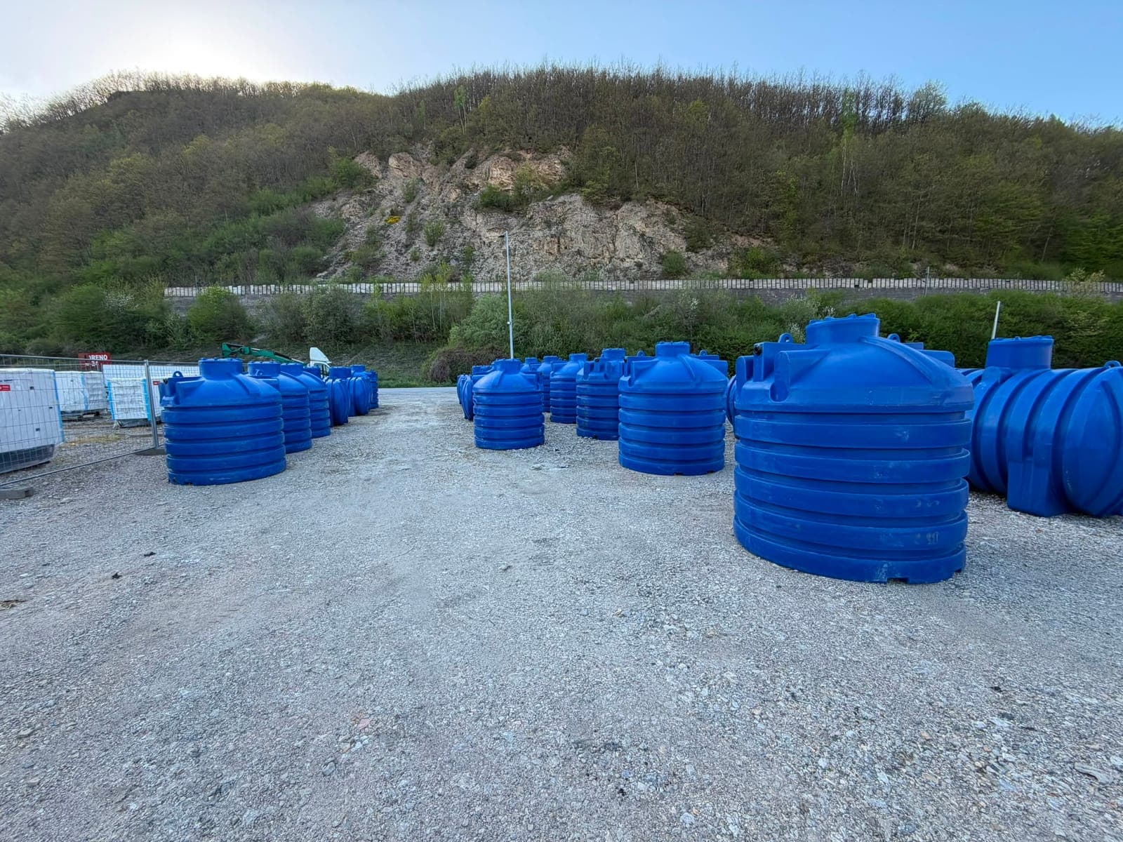 Rezervoari na platou, kamenita padina u pozadini