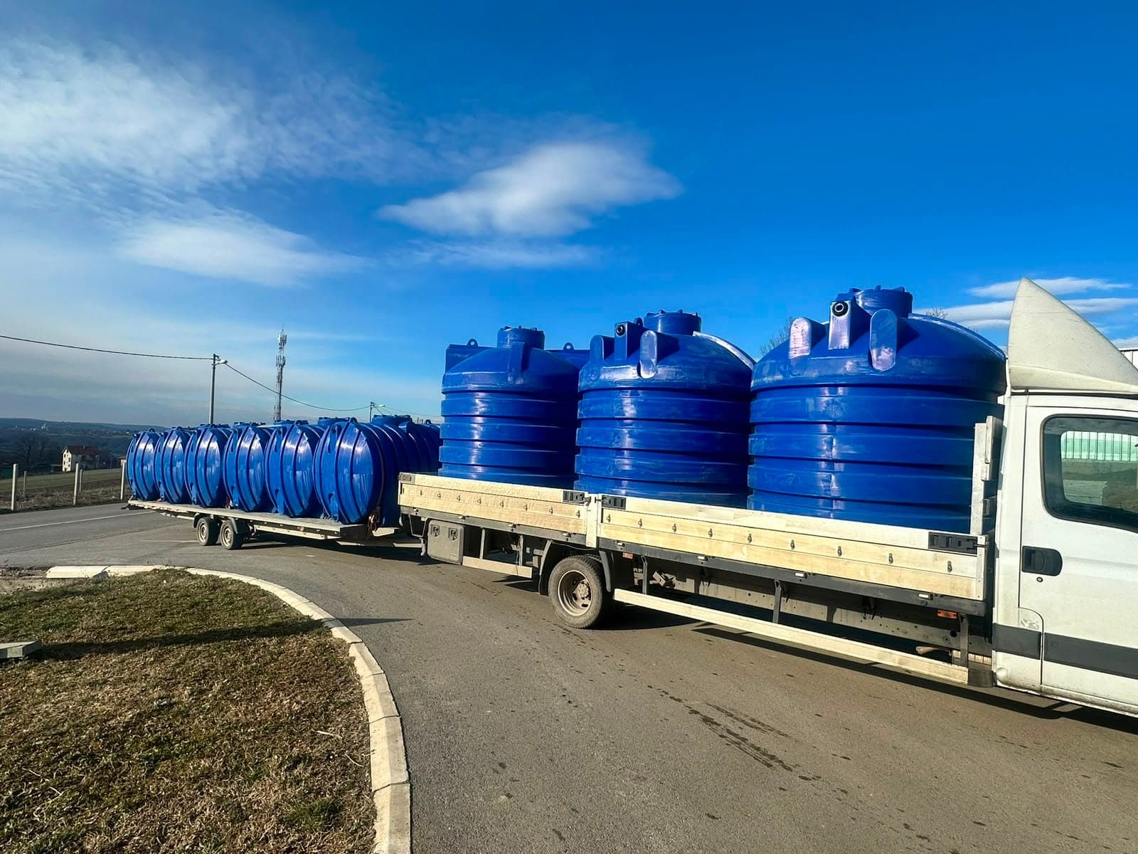 Utovar plastičnih cisterni na kamion sa ravnom platformom
