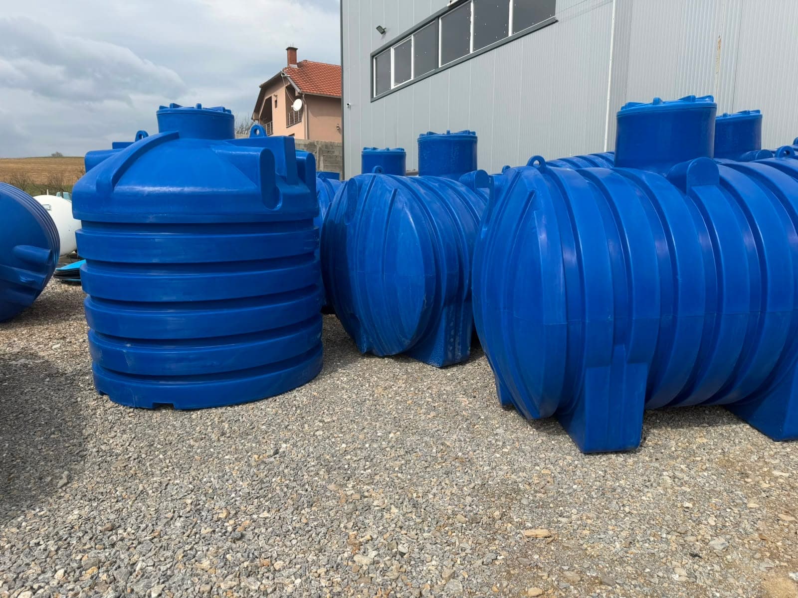 Vertikalni plastični rezervoari na otvorenom